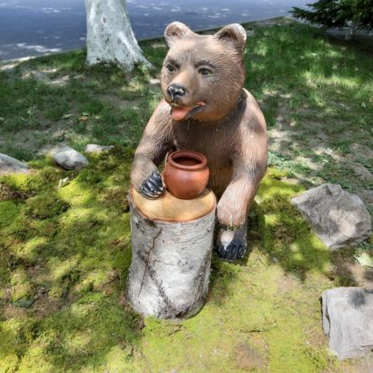 Деревянная скульптура медведя у Голубого озера в Абхазии