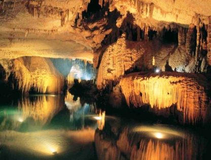 Нофоафонская пещера в Абхазии. Сталактиты и озеро.