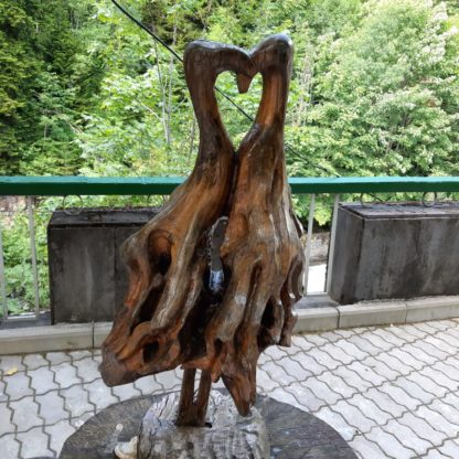 Деревянные скульптуры у Голубого озера